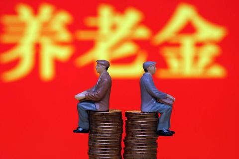 為什么企退養(yǎng)老金漲得更多？?jī)烧叩牟罹嗄芟龁幔? width=